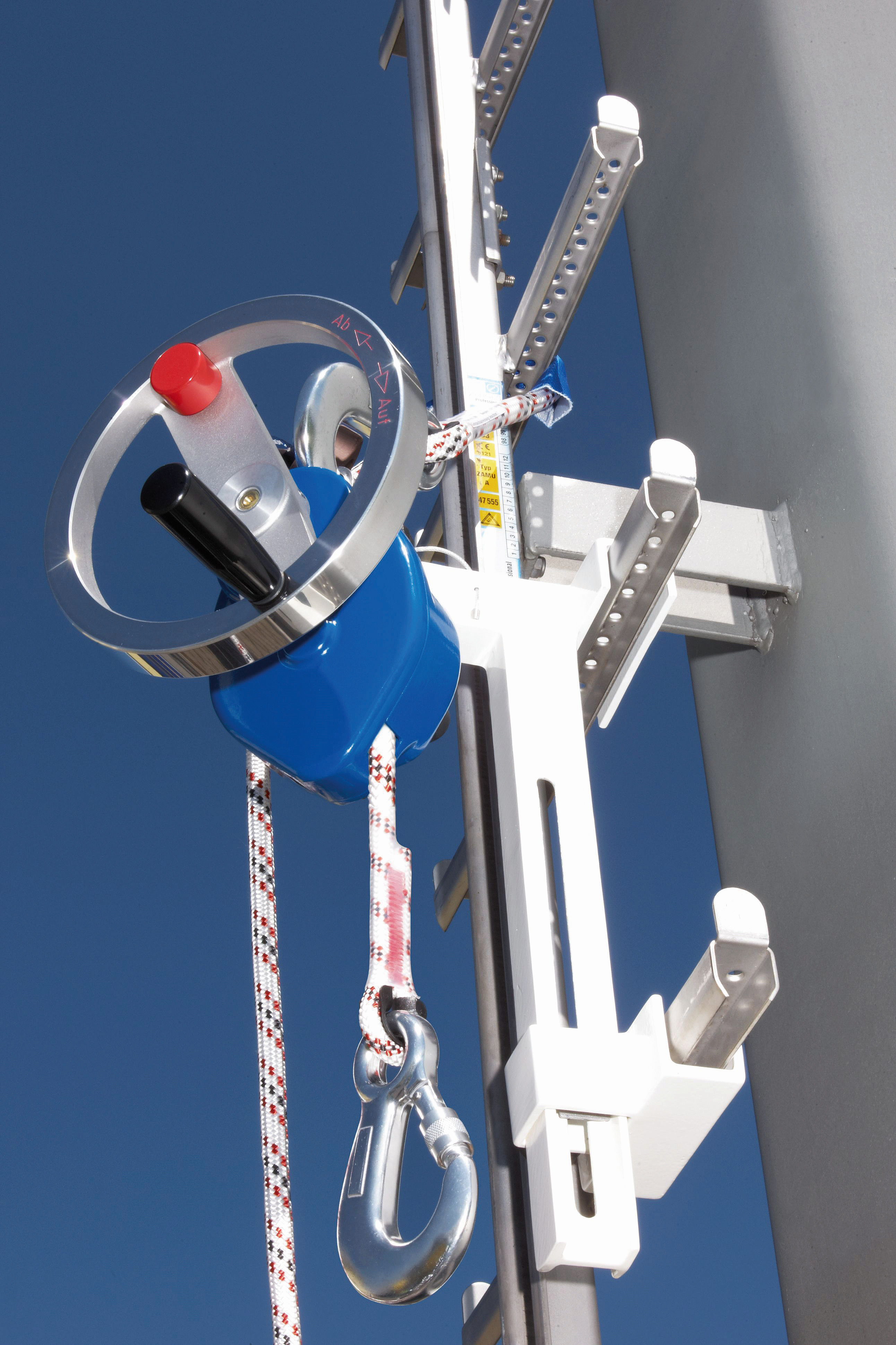 Abseilgerät und Rettungsgerät AG 10 Hub B, ohne Bremshebel jedoch mit zusätzlicher Hubfunktion EN 1495 und Adapter